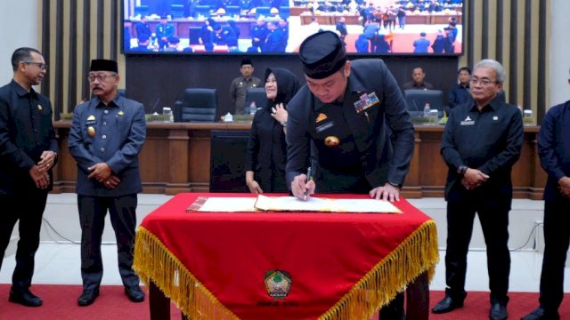 Bupati Gowa Adnan Purichta Ichsan tandatangani keputusan APBD Kabupaten Gowa TA 2024. Foto: Istimewa