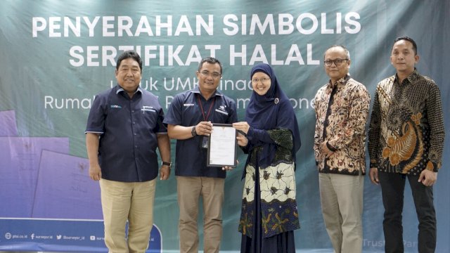Penyerahan simbolis sertifikat halal untuk UMKM binaan Telkom. Foto: Istimewa