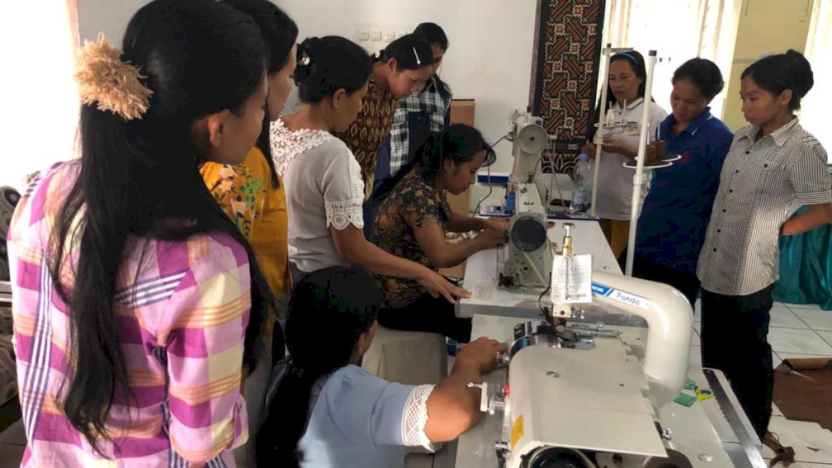 Dekranasda Sulsel Support Bantuan Peralatan Industri Kerajinan Anyaman di Tator