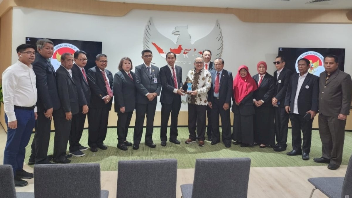 Dubes Suryopratomo Sambut Langsung Kunjungan Dewan Pendidikan Makassar di Singapura