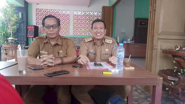 Korwas Disdikbud Jeneponto, Abdul Talib (Kiri) dan Kabid Pembinaan Ketenagaan Disdikbud Jeneponto, Rachmat Sasmito (Kanan)