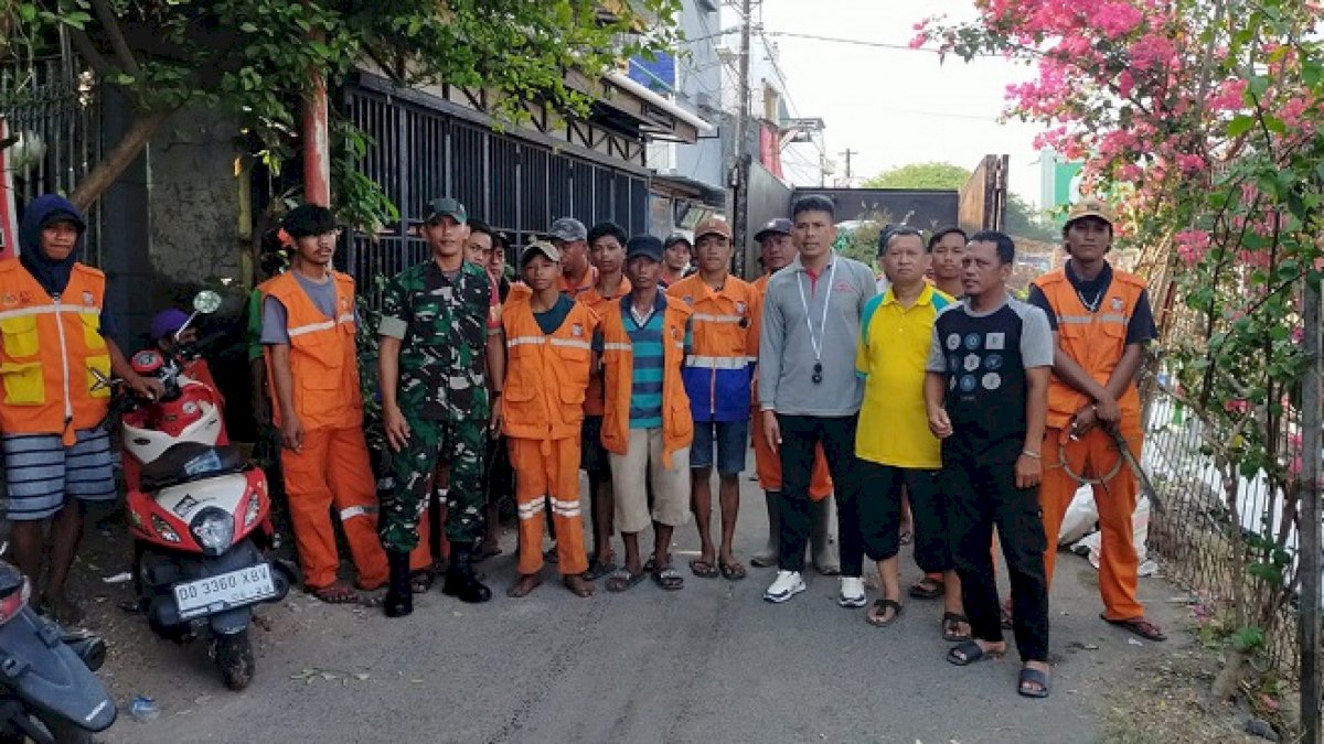 Sesuai Arahan Plt Camat Bontoala, Lurah Tompo Balang Gelar Kerja Bakti di Kanal