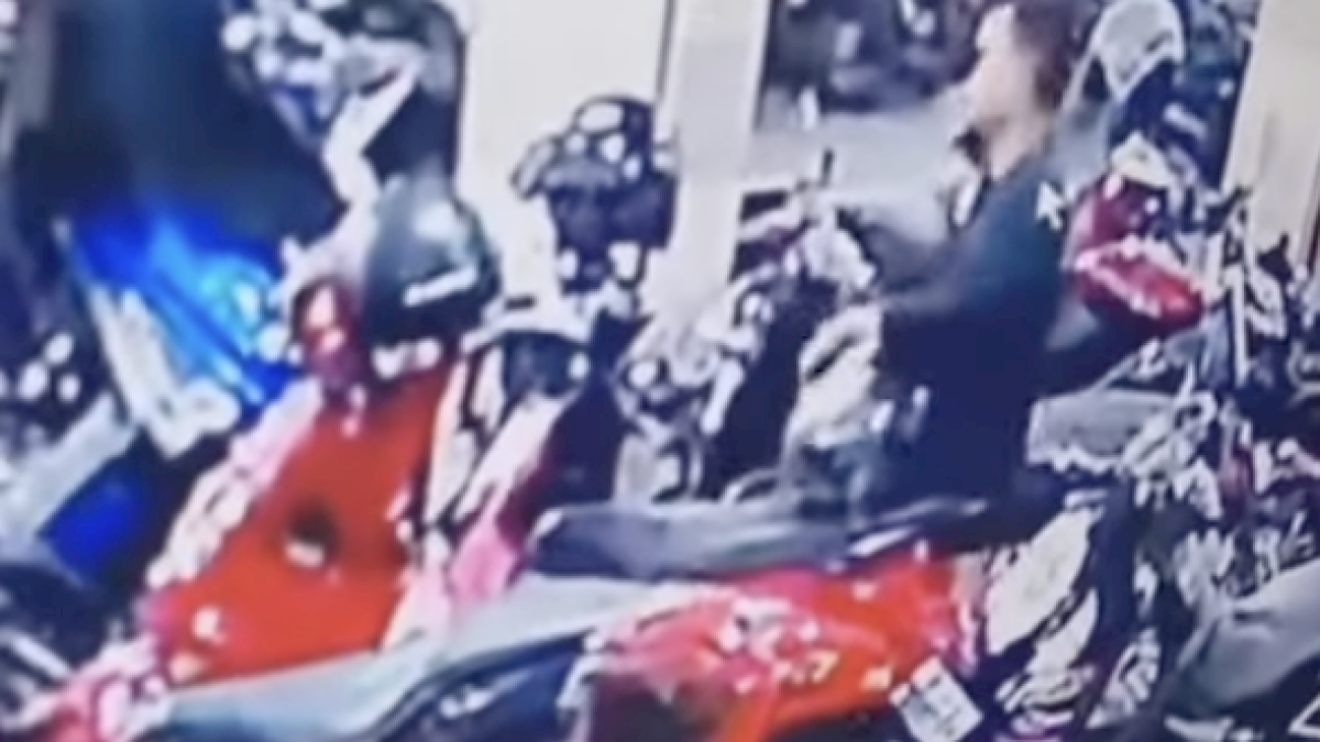 VIDEO: Modus Pura-pura Telponan, Pria Terekam Curi Helm di Grand Toserba Makassar
