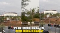 VIDEO: Hujan Deras Disertai Angin Kencang, Pohon Tumbang hingga Atap Wisma Negara Terdampak