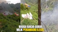 VIDEO: Warga Bakar Gubuk Milik Penambang Ilegal di Lereng Gunung Gede Pangradin