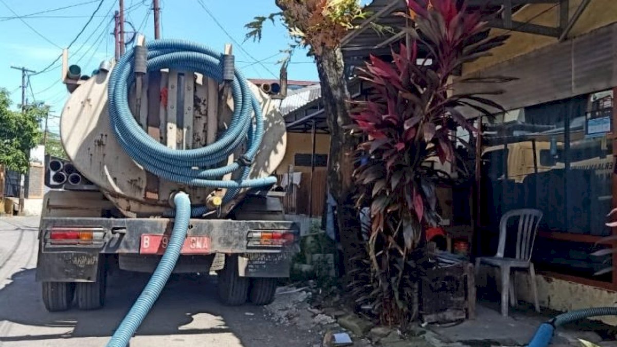 Dinas PU Kota Makassar Rutin Lakukan Penyedotan Tinja