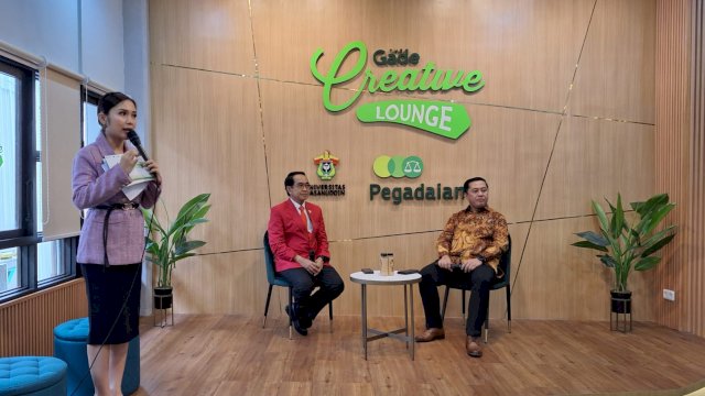 Direktur Jaringan, Operasi dan Penjualan PT Pegadaian Eka Pebriansyah dan Rektor Universitas Hasanuddin Prof Jamaluddin Jompa saat pembukaan The Gade Creative Lounge di Unhas. Foto: Sri Wahyu Diastuti/Sulselsatu.com