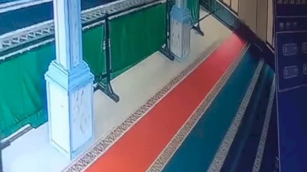 VIDEO: Terekam CCTV, Aksi Pencurian Kotak Amal Masjid Ar-Ridha Barru