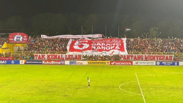 Suporter PSM Makassar bersama dengan Honda Jagoanku kibarkan spanduk garansi 5 tahun rangka motor di Stadion BJ Habibie. Foto: Istimewa