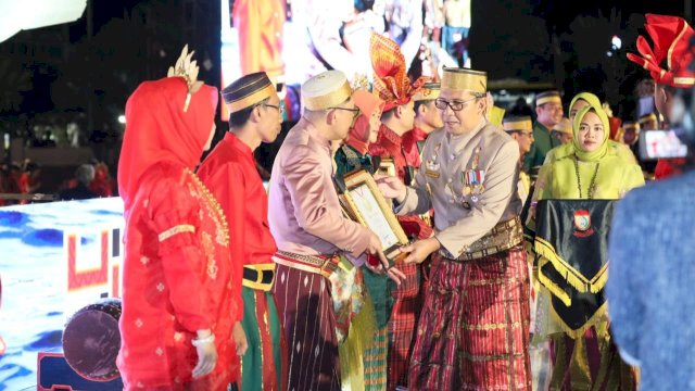 Danny Pomanto beri penghargaan kepada pegawai teladan. Foto: Istimewa