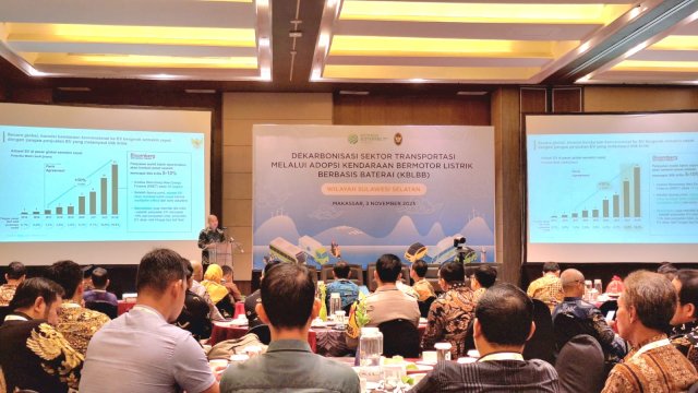 Sosialisasi tentang Dekarbonisasi Sektor Transportasi Melalui Adopsi Kendaraan Bermotor Listrik Berbasis Baterai Deputi Bidang Koordinasi Infrastruktur dan Transportasi Kemenko Marves. Foto: Sri Wahyu Diastuti/Sulselsatu.com