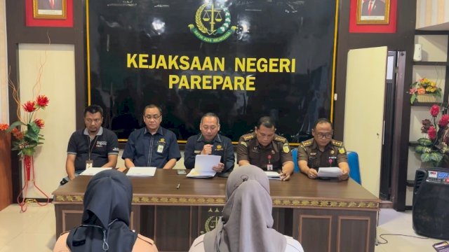 DJP Sulselbartra serahkan tersangka penggelapan pajak ke Kejati Sulsel. Foto: Istimewa