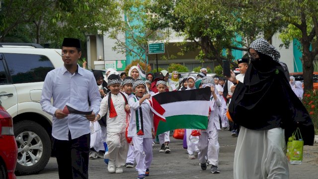 Sekolah Islam Athirah melakukan aksi bela Palestina. Foto: Istimewa