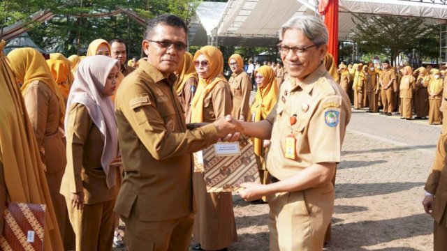 Pj Sekda Gowa memeberikan penghargaan untuk 31 tenaga kesehatan saat pelaksanaan Upacara Peringatan Hari Kesehatan Nasional (HKN) Ke-59 Tahun 2023 Tingkat Kabupaten Gowa. Foto: Istimewa