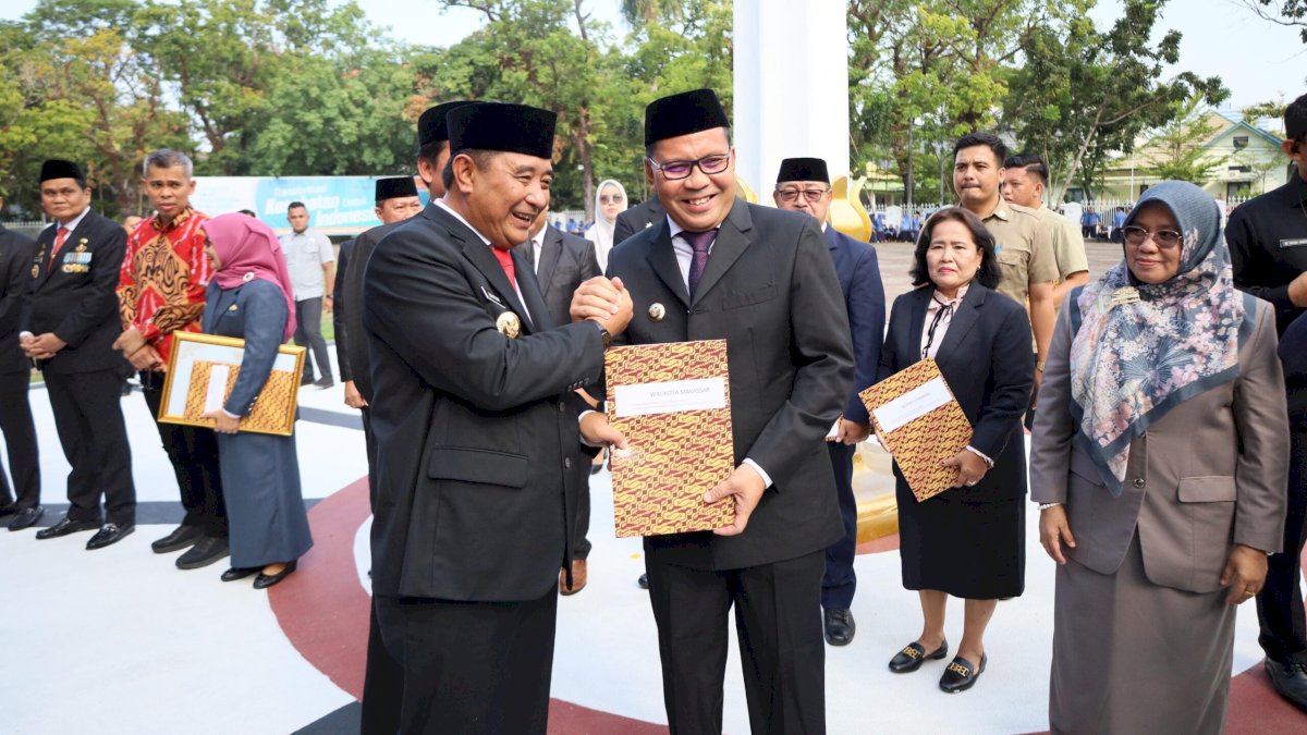 Pemkot Makassar Terima Dua Penghargaan di Hari Kesehatan Nasional ke-59