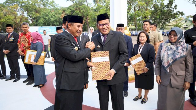 Wali Kota Makassar Danny Pomanto terima penghargaan dari Pj Gubernur Sulsel Bachtiar Baharuddin di HKN ke-59. Foto: Istimewa