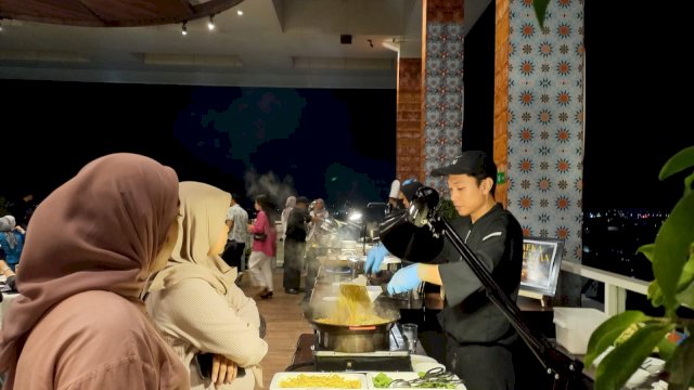 Pengunjung di CHILL &amp; Grill at Attic Sky Hotel Novotel Makassar Grand Shayla. Foto: Sri Wahyu Diastuti/Sulselsatu.com