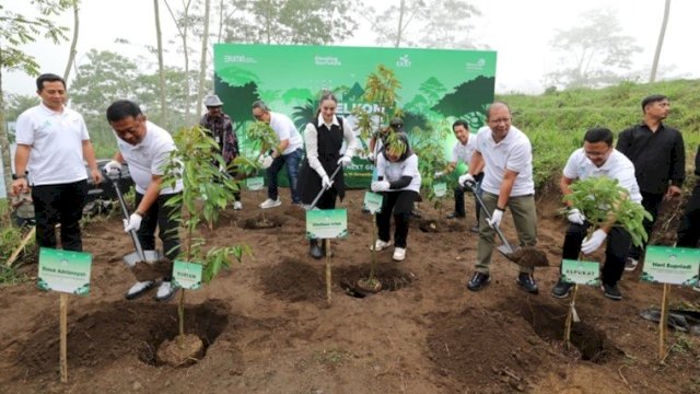 TelkomGroup simbolis penanaman 1.000 bibit pohon di Desa Girikerto. Foto: Istimewa
