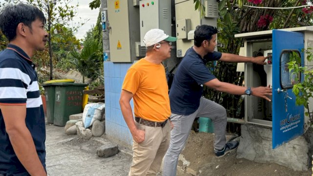 Direktur Utama Perumda Air Minum Kota Makassar Beni Iskandar melakukan peninjauan langsung ke lokasi Pompa Inline yang telah terpasang di jalan Pannampu dan Sabutung. Foto: Istimewa