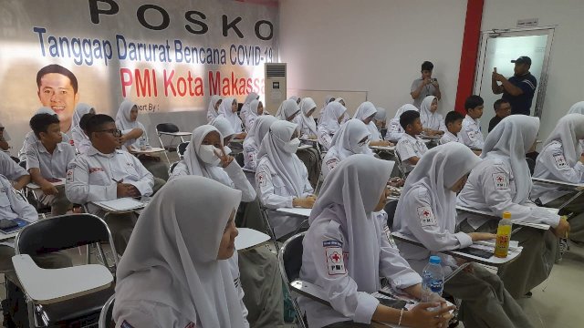 Siswa SMP Islam Athirah Bukit Baruga berkunjung ke markas PMI Kota Makassar. Foto: Istimewa