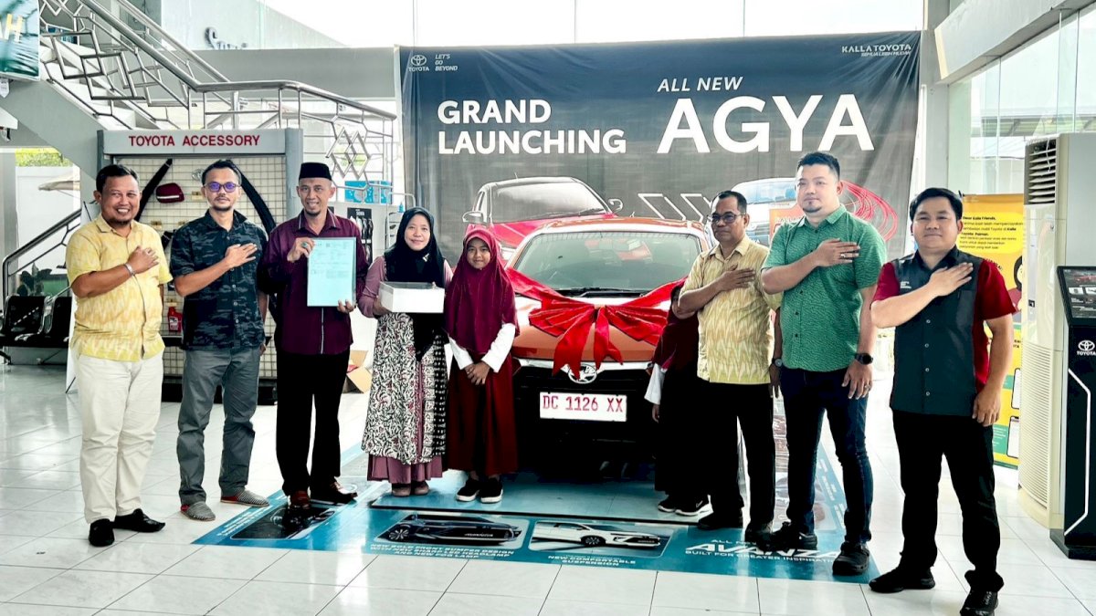 Pelanggan Rutin Servis Berkala di Bengkel Resmi, Kalla Toyota Serahkan Grand Prize Toyota Agya