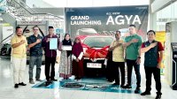 Pelanggan Rutin Servis Berkala di Bengkel Resmi, Kalla Toyota Serahkan Grand Prize Toyota Agya