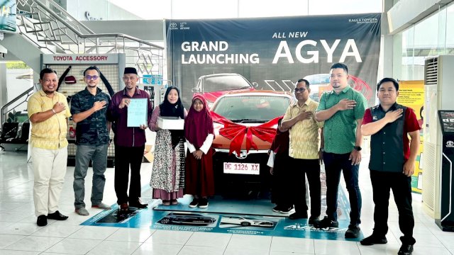 Penyerahan grand prize kepada pelanggan yang aktif melakukan servis berkala di bengkel resmi. Foto: Istimewa