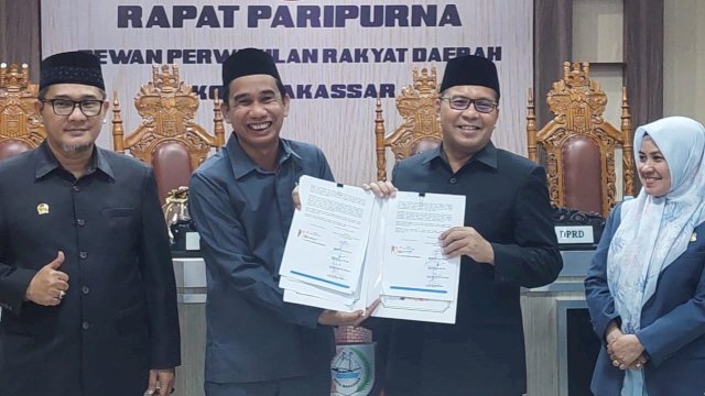 Penandatanganan Nota Kesepahaman antara Wali Kota Makassar Moh Ramdhan Pomanto dan Ketua DPRD Makassar Rudianto Lallo di Ruang Banggar. Foto: Andi Baso Mappanyompa/Sulselsatu.com