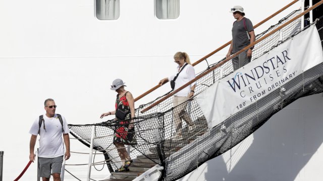 Wisatawan yang turun dari Kapal Pesiar Star Breeze yang berlabuh di Pelabuhan Makassar. Foto: Istimewa