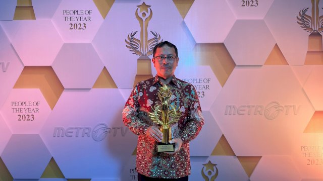 Sekretaris Daerah Muh. Ansar mewakili Wali Kota Makassar Ramdhan Pomanto menerima penghargaan di Grand Studio Metro TV. Foto: Istimewa