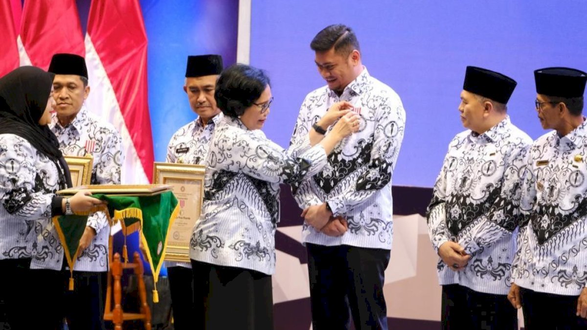Bupati Gowa Adnan Purichta Ichsan Raih Penghargaan Dwija Praja Nugraha