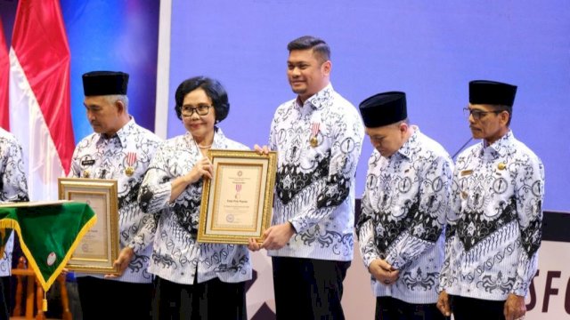 Bupati Gowa Adnan Purichta Ichsan mendapat penghargaan Anugerah Dwija Praja Nugraha. Foto: Istimewa