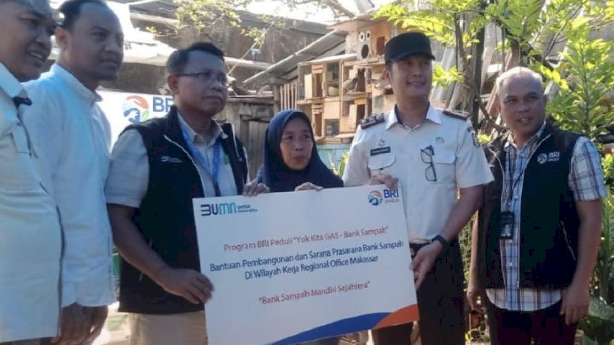 Plt Camat Bontoala Terima Bantuan CSR Alat Pendukung Bank Sampah dari BRI Makassar