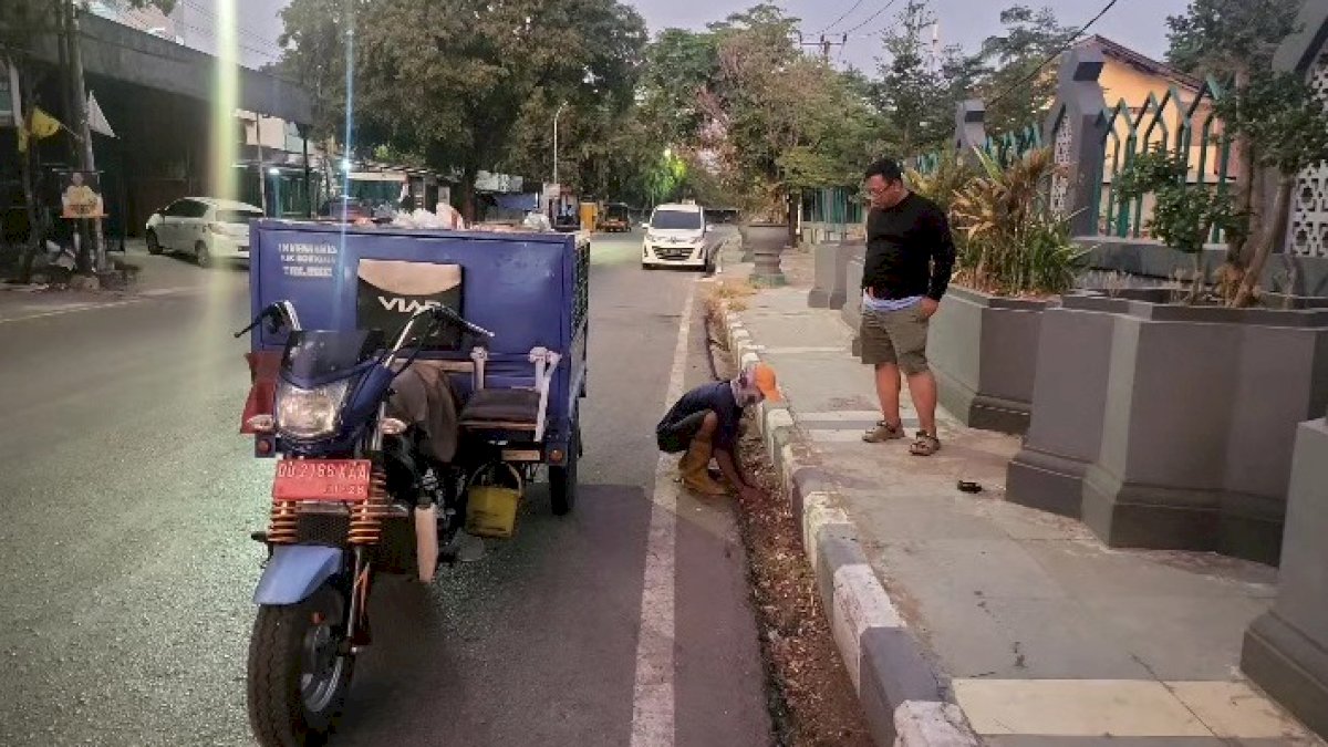 Ikuti Arahan Camat Bontoala, Lurah Timlo Pantau Kondisi Kebersihan di Jl Sunu