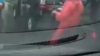 VIDEO: Pemotor di Makassar Seruduk Mobil dari Belakang saat Hujan Mengguyur