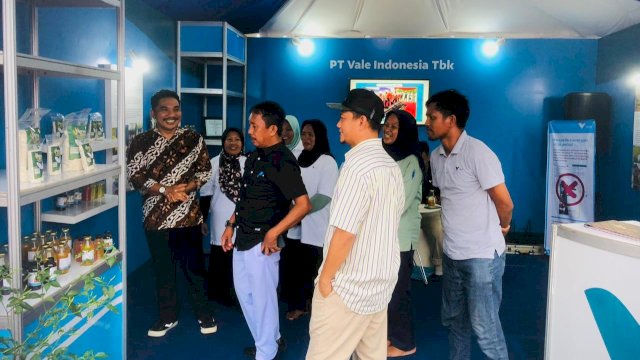 Masyarakat yang berkunjung ke stan PT Vale saat HUT Kabupaten Morowali. Foto: Istimewa 