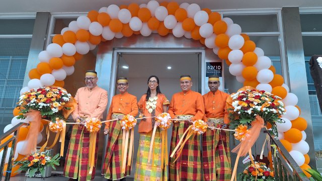Pengguntingan pita kantor baru FWD Insurance di CPI Makassar. Foto: Sri Wahyu Diastuti/Sulselsatu.com