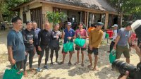 Aktivis 98 Makassar Peringati 25 Tahun Reformasi dengan Menggelar Baksos di Pulau Sangkarrang