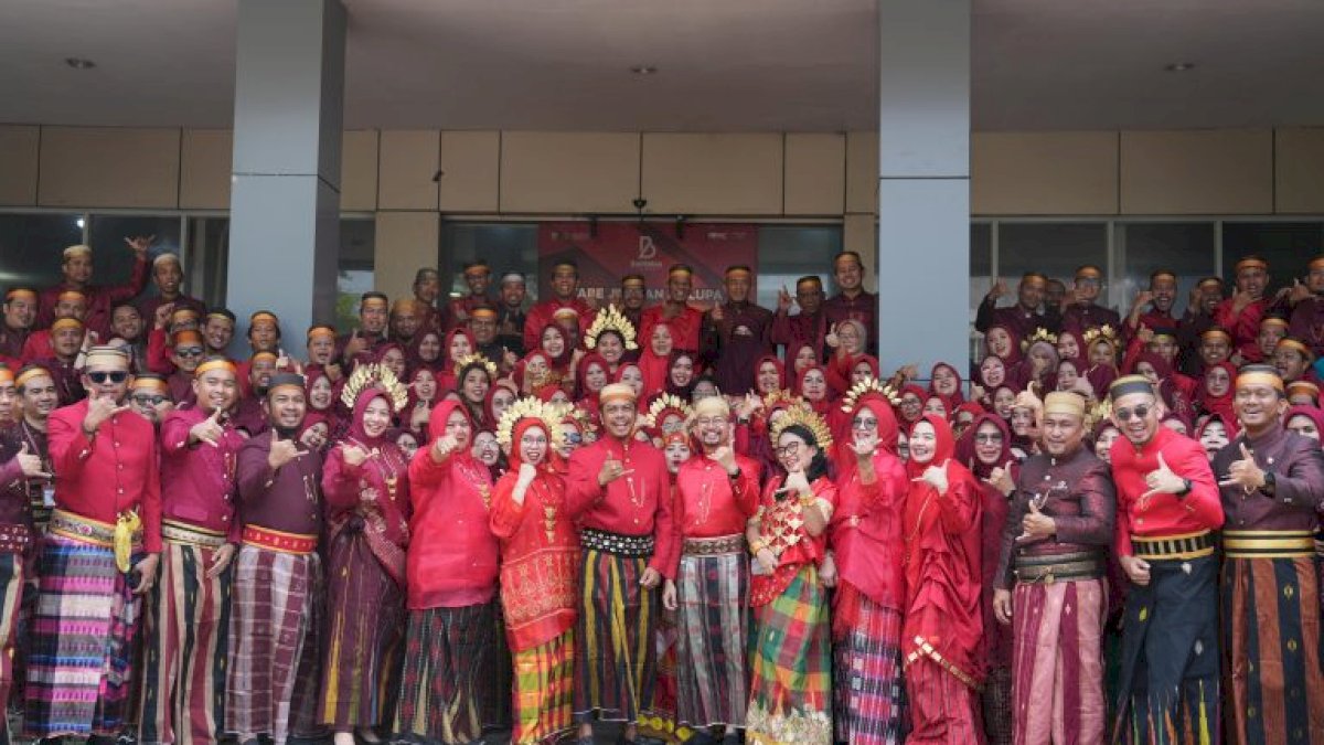 Pegawai Bapenda Makassar Pakai Baju Adat Sambut HUT Kota Makassar