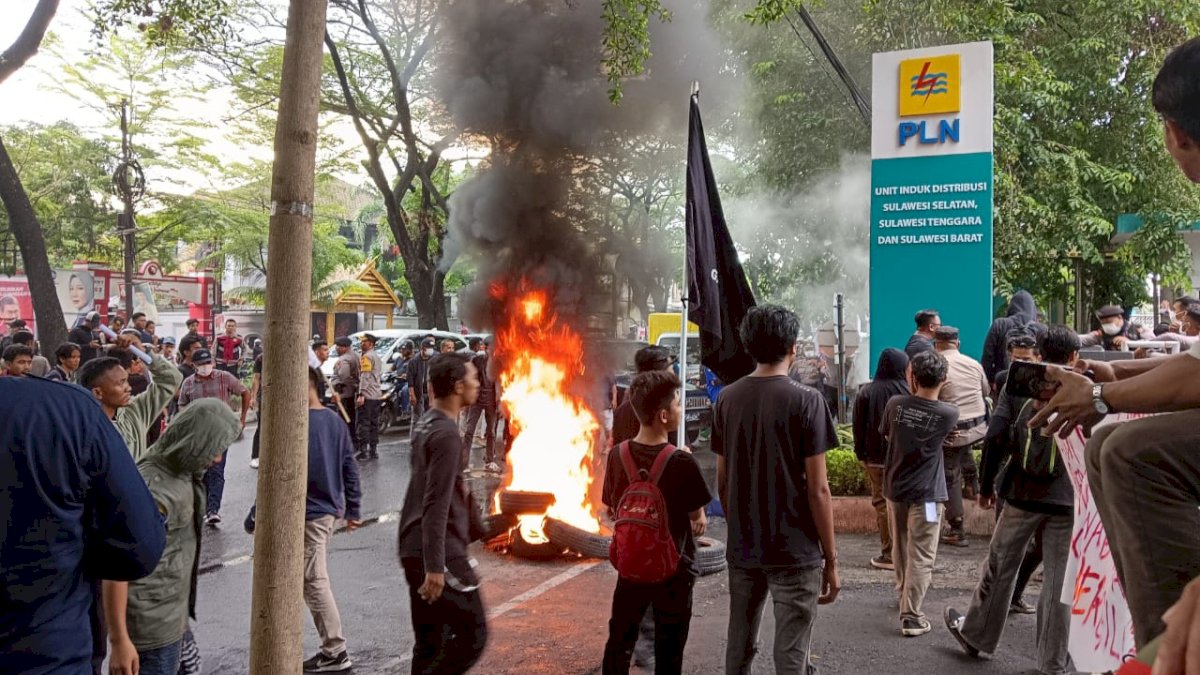 Merasa Dirugikan, Aliansi Buruh dan Mahasiswa Menggelar Demo di Kantor PLN UID Sulselrabar