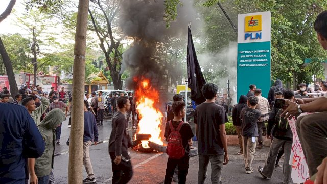 Aksi demo depan kantor PLN Sulselrabar. Foto Istimewa