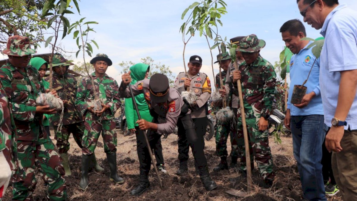 Jaga Kelestarian Alam, Kodim 1425 Tanam Ratusan Pohon di Jeneponto