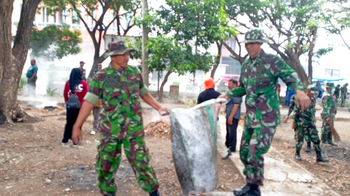 Kodim 1425 Jeneponto Gelar Karya Bakti, Bersih-Bersih Sampah Pasar Cegah Banjir di Musim Hujan