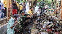Memasuki Musim Penghujan, Sejumlah TNI di Jeneponto Turun Langsung Bersihkan Drainase Pasar