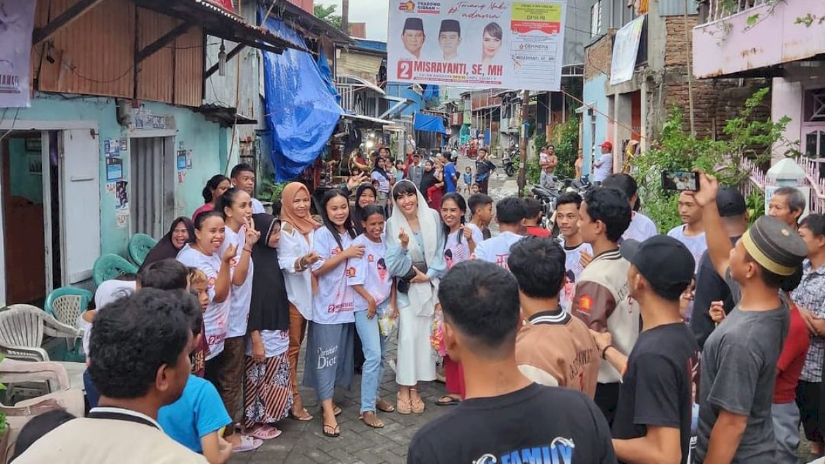 Warga Lembo Makassar Ramai-Ramai Temui Wasekjen DPP Gerindra Misrayanti