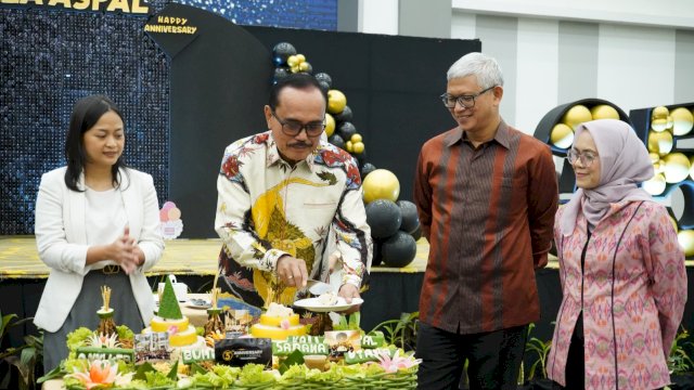 Potong tumpeng usia ke-35 tahun Kalla Aspal. Foto: Istimewa