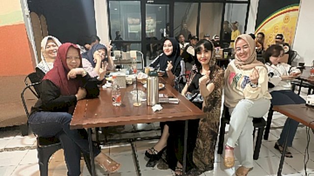 Wasekjend DPP Gerindra Misrayanti menggelar Nobar debat Pilpres di Makassar. Ist