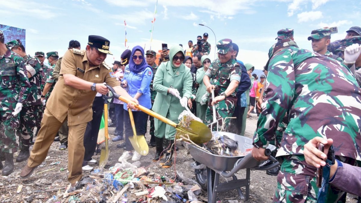 Bahtiar Dampingi KASAD Jenderal Maruli Simanjuntak Bersih-bersih Sampah Plastik di Bantaeng