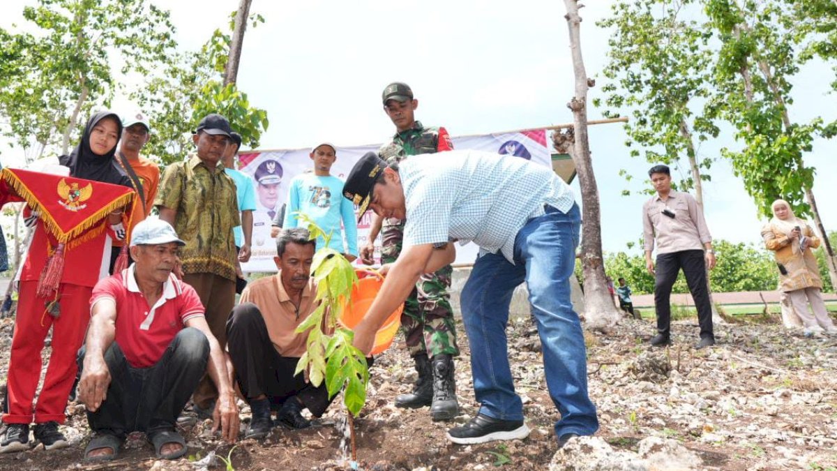 Petani di Amali Tanam Sukun Bersama Pj Gubernur Bahtiar
