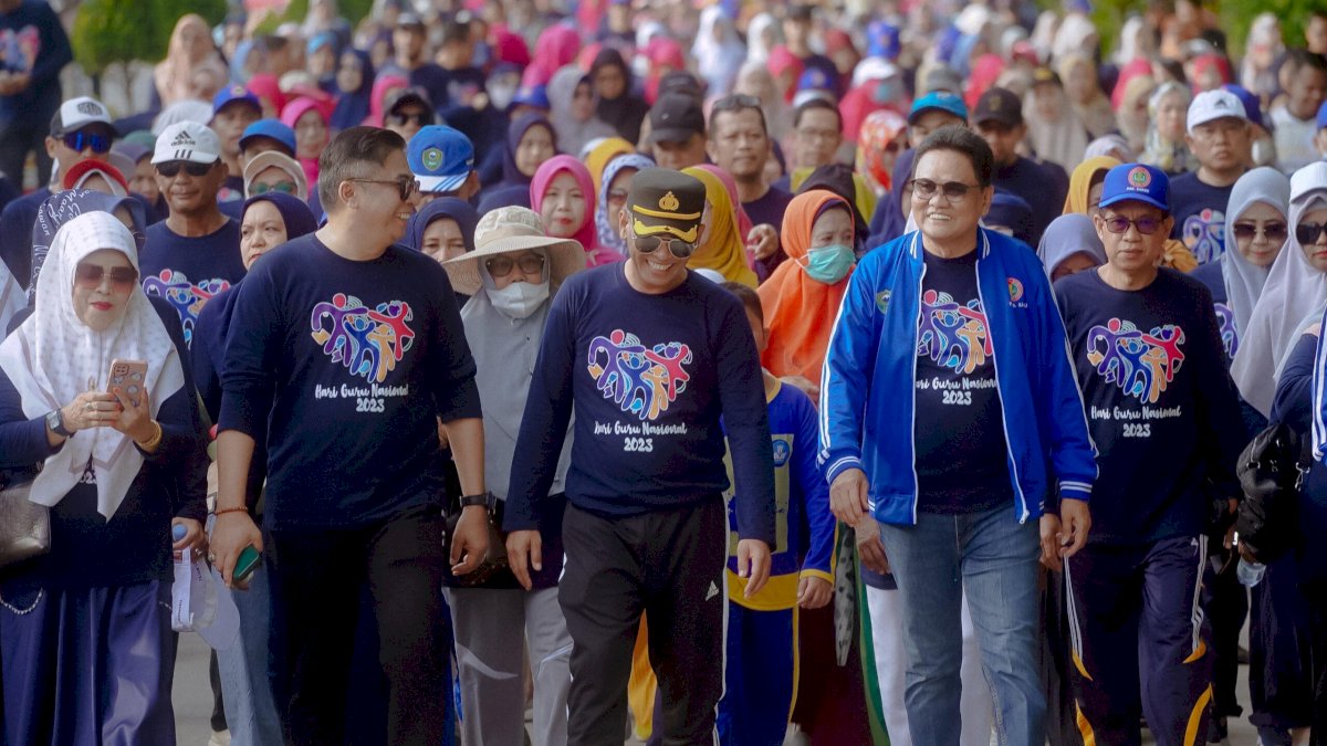 Gelar Jalan Santai, Bupati Barru Tunjukkan Kedekatan Bersama Guru